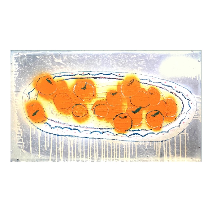 Мандарины на белом блюде