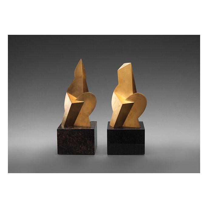 Мужчина, читающий газету